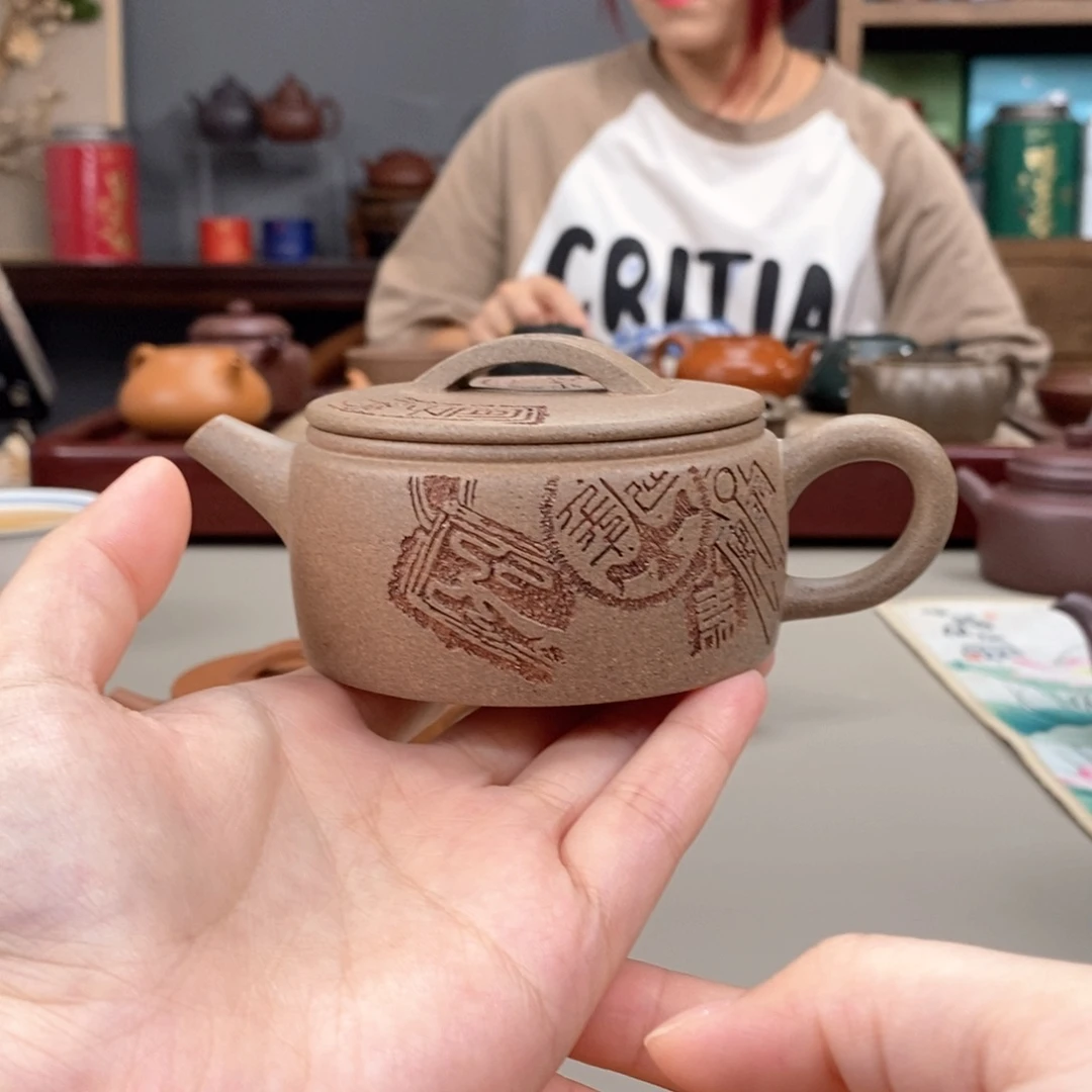 紫砂茶壶黄降坡汉瓦半手170cc刻图腾