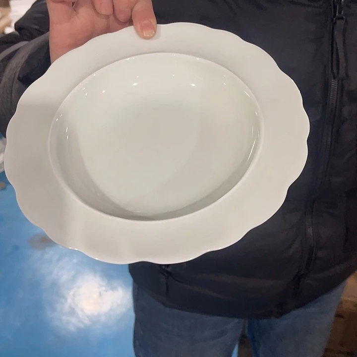 瓷片八英寸花边草帽汤盘两个，包邮