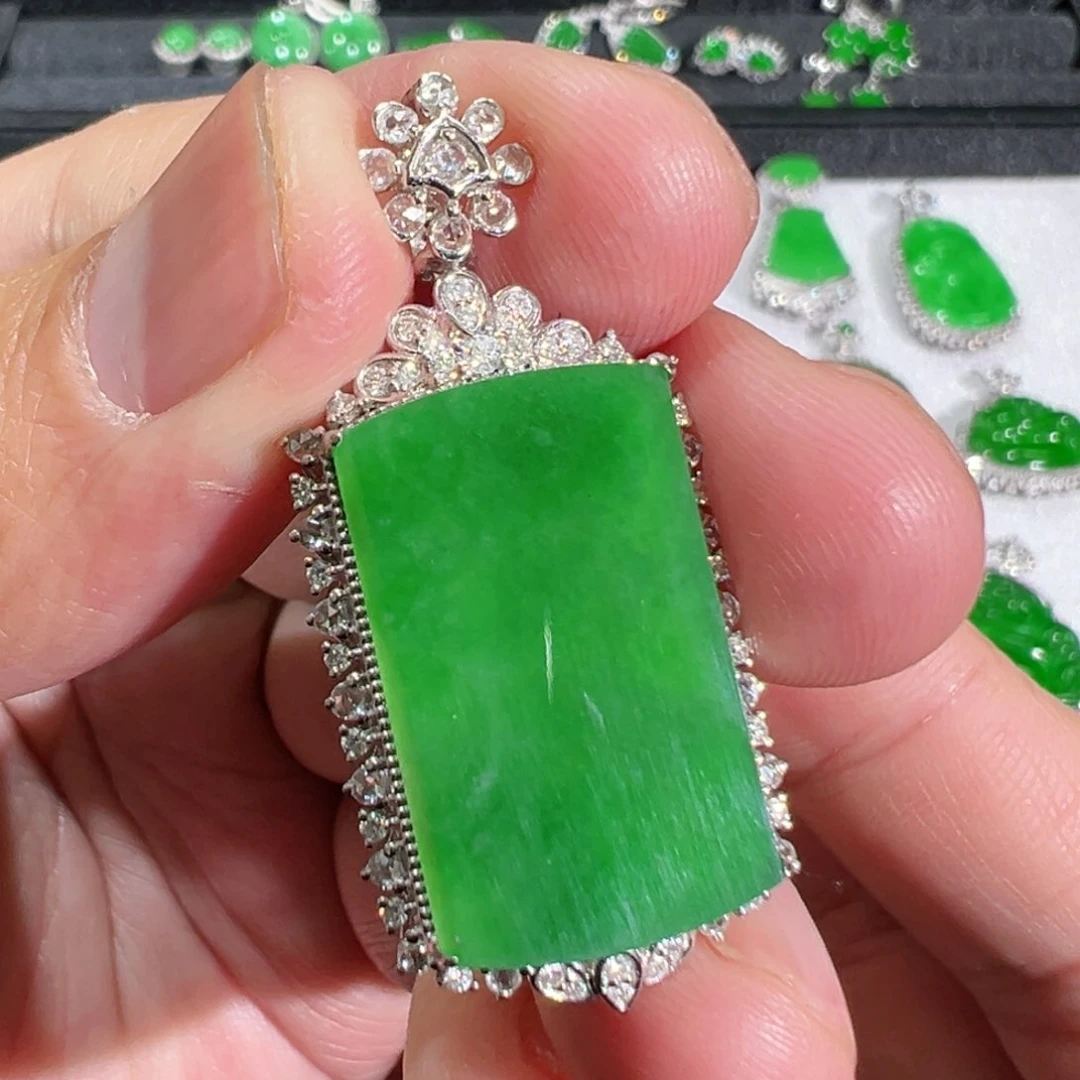 【闪购商品】翡翠吊坠(不含链)18K金镶嵌