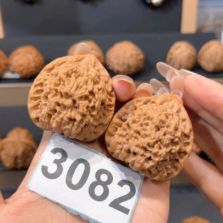 吊坠桃核文玩核桃麒麟纹官帽