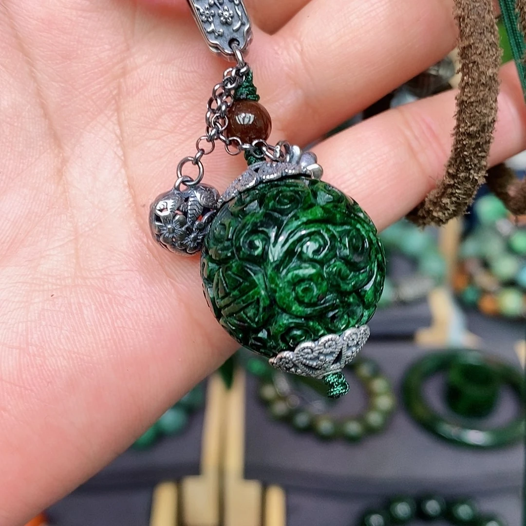 翡翠颈饰未镶嵌漂亮美眉