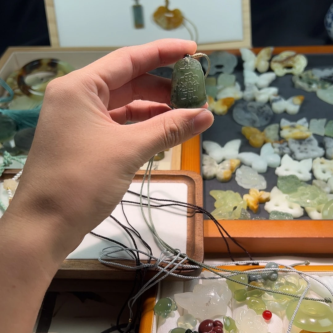 蛇纹石玉未镶嵌颈饰