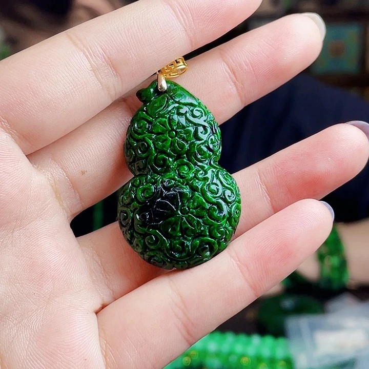 翡翠18K金镶嵌颈饰多样性