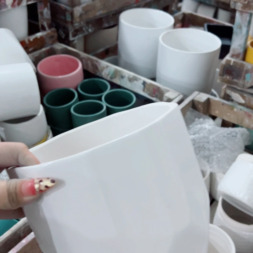 有孔，陶瓷花盆满10米包邮发货。微瑕介意慎拍