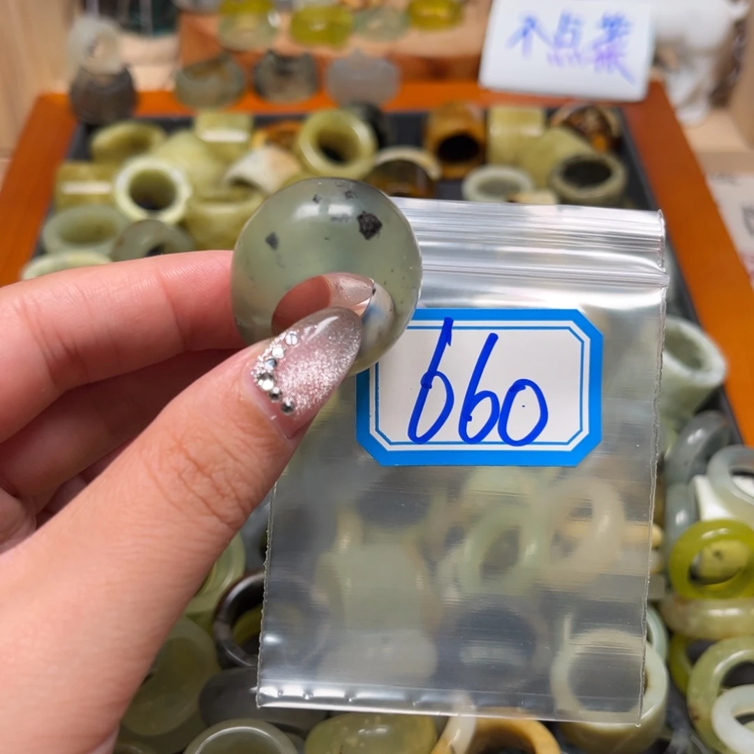 蛇纹石玉未镶嵌珠宝奇石