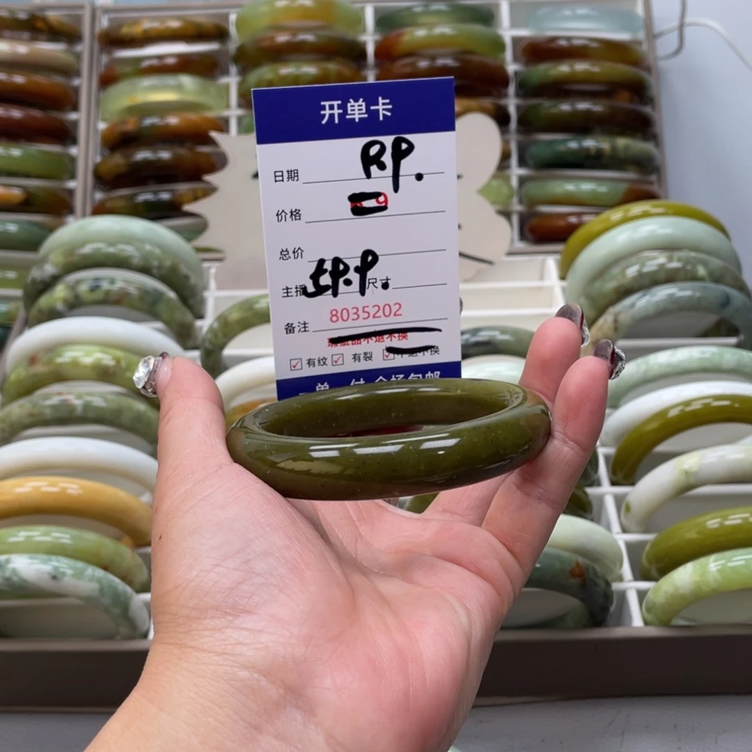 蛇纹石玉手镯未镶嵌曾**为