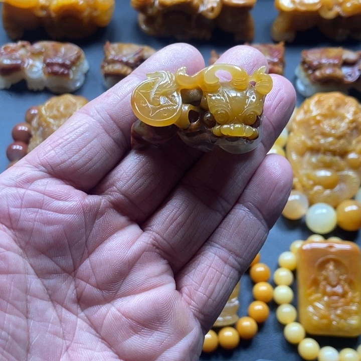 石英质玉（黄龙玉）未镶嵌颈饰