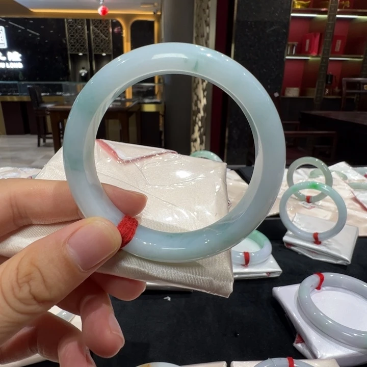 翡翠未镶嵌手镯牛奶底飘蓝花52.8