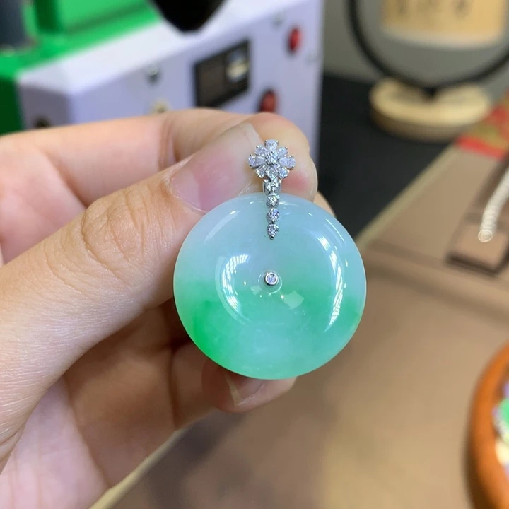 翡翠18K金镶嵌颈饰翡翠