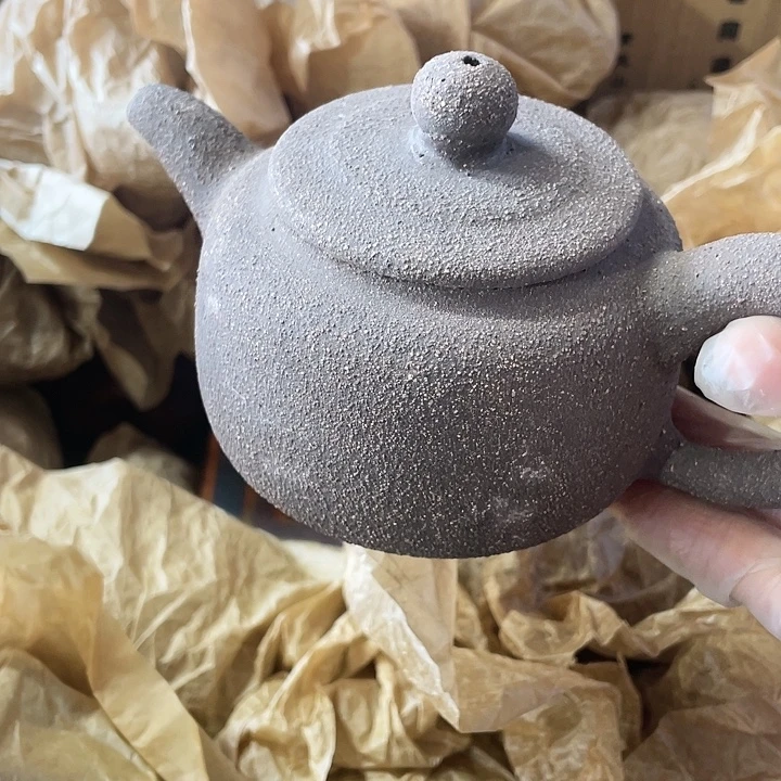 茶壶紫砂原矿泥料手工制作的一把紫砂壶。