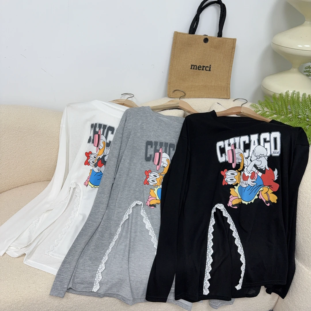 2025新款夏季时尚减龄蕾丝拼接印花开叉卡通字母圆领T恤上衣女