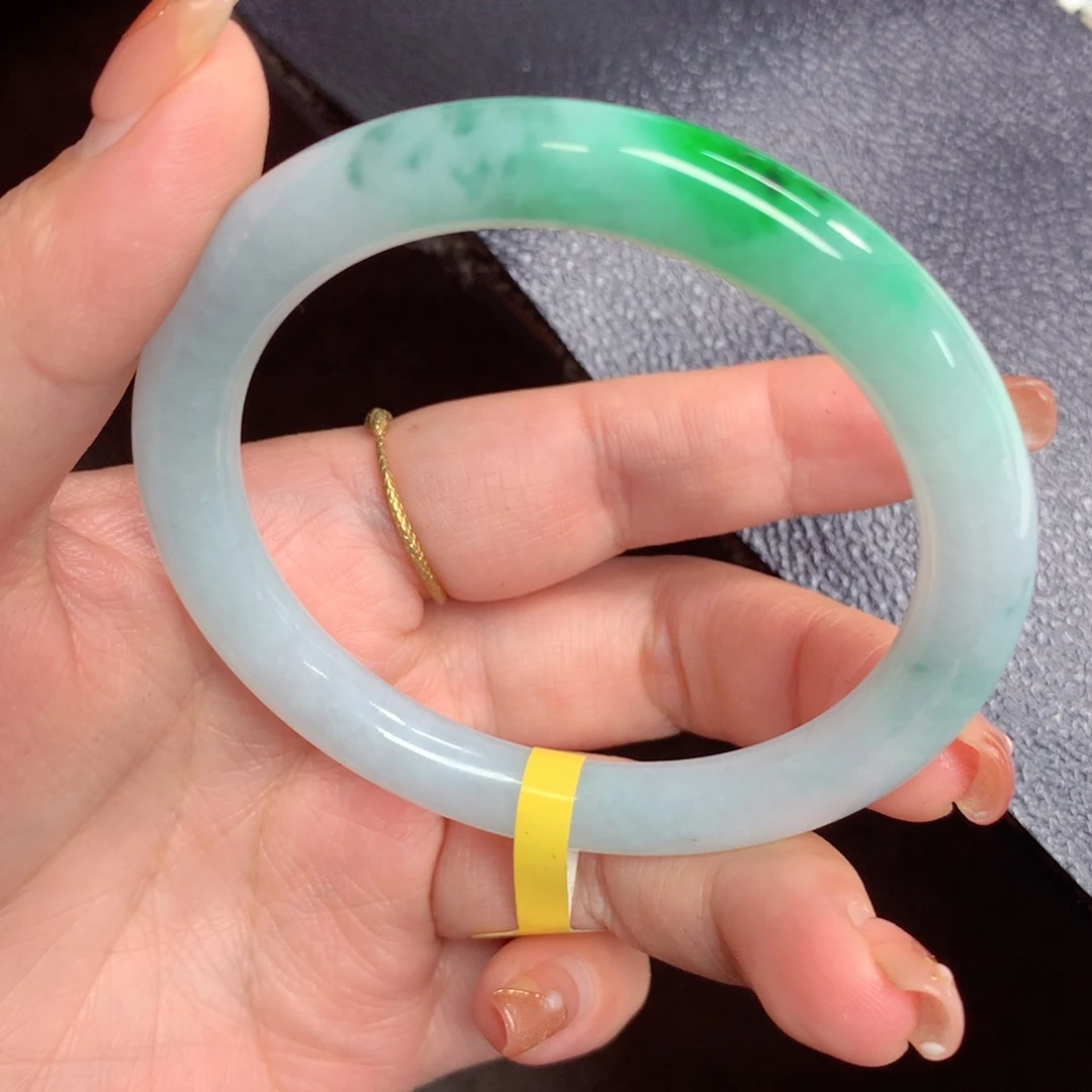 翡翠手镯未镶嵌翡翠