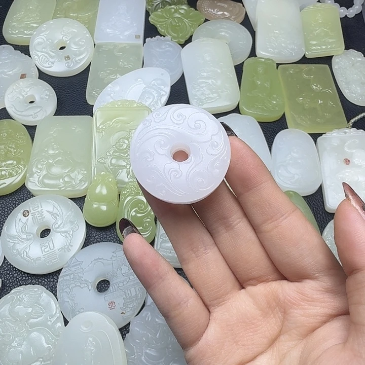 石英质玉未镶嵌颈饰