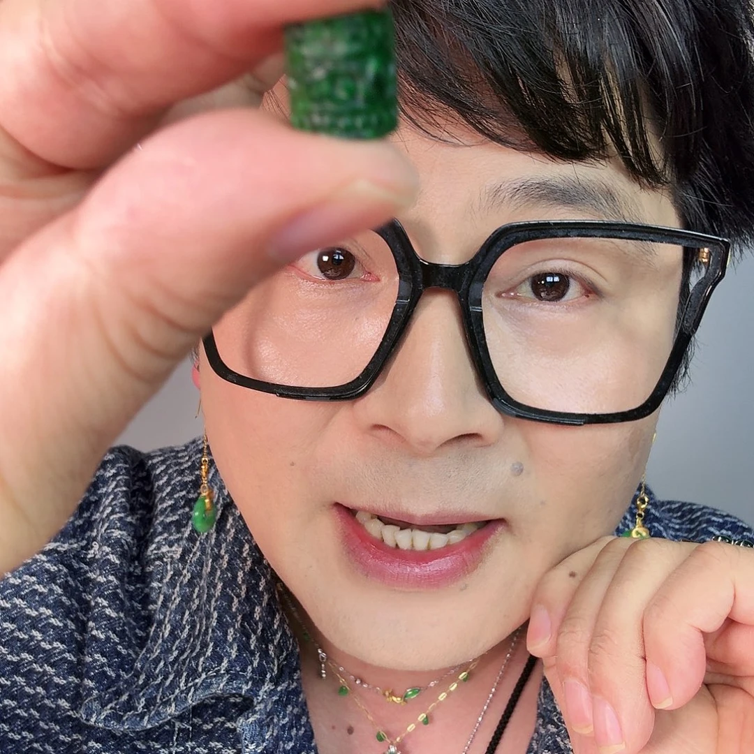 翡翠未镶嵌颈饰一件
