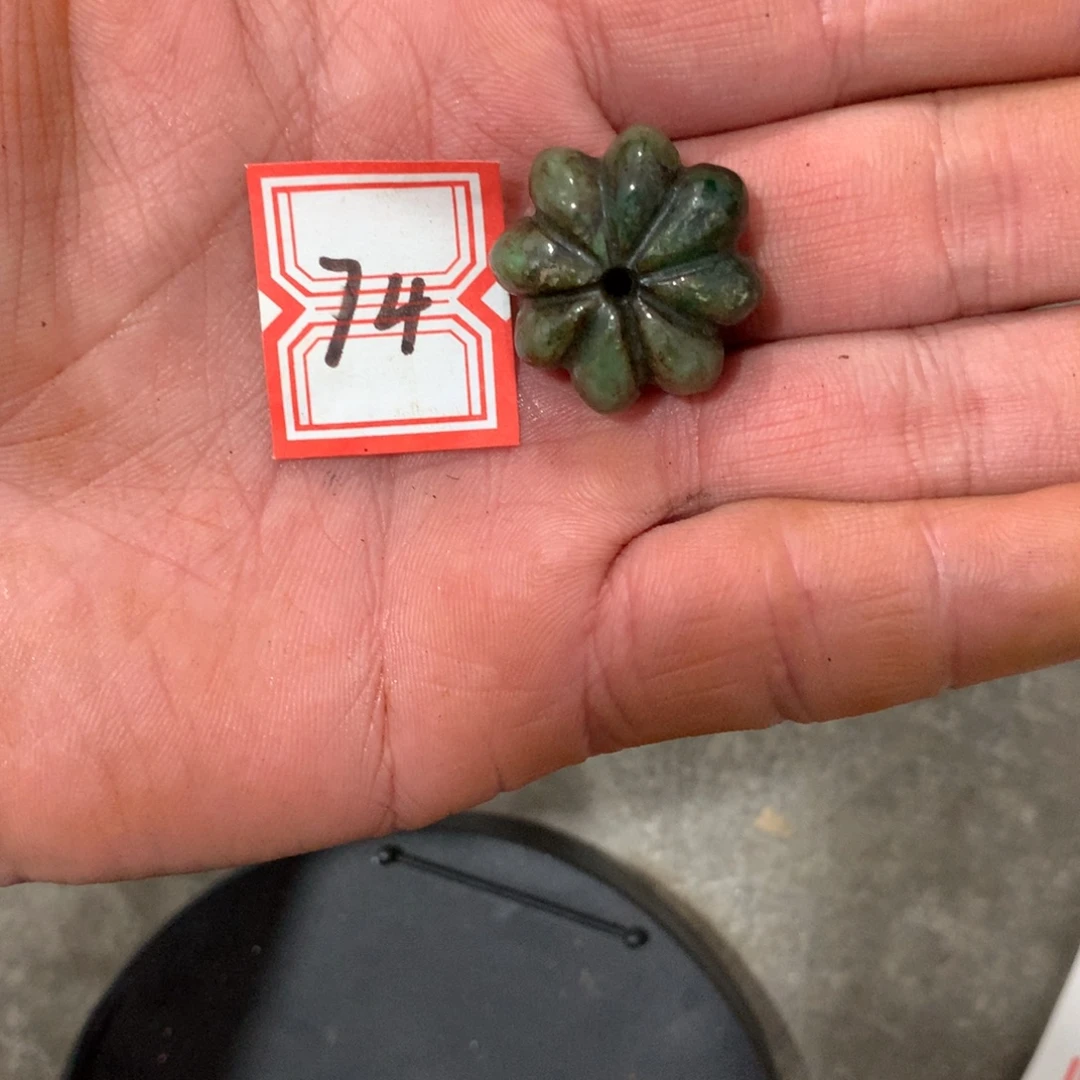 透闪石质玉未镶嵌挂件