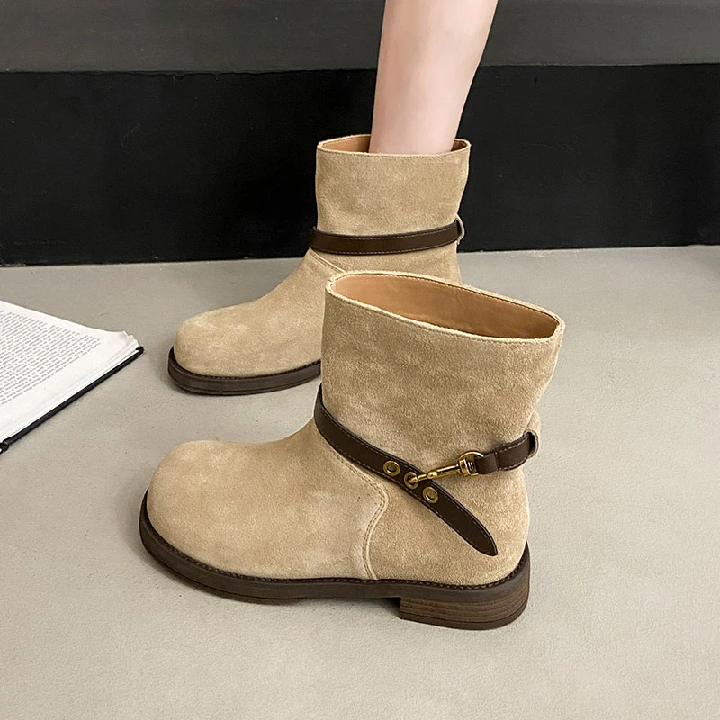 巨好看的洋气低跟小短靴女2025秋冬季新款棕色平底烟筒马丁靴裸靴