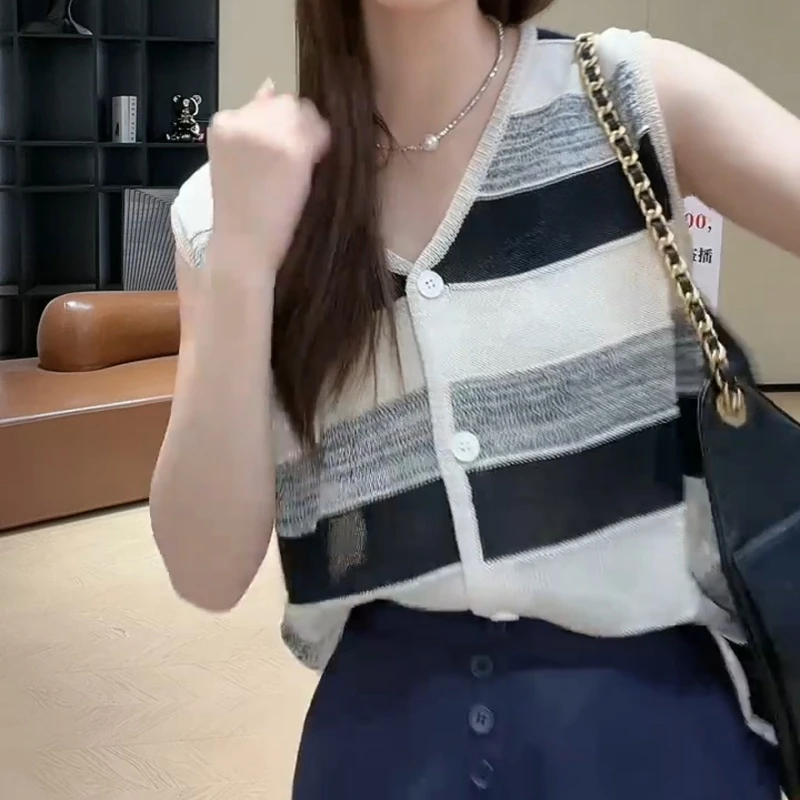 2025新款时尚百搭简约条纹撞色单排扣设计无袖针织上衣LK2505283