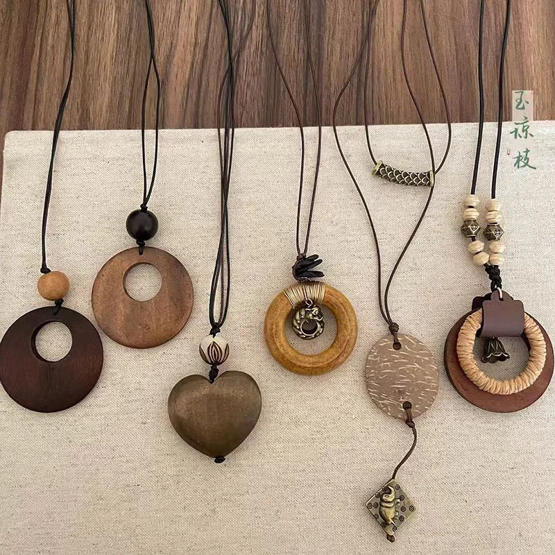 新中式复古民族风爱心项链毛衣链新款秋冬木色素雅感圆形项饰