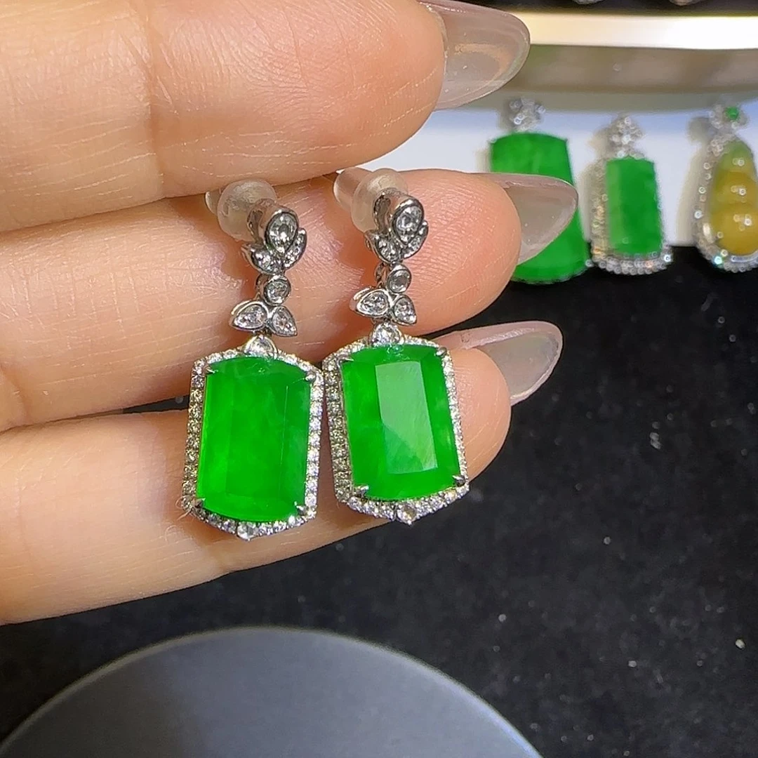 翡翠耳饰18K金镶嵌。