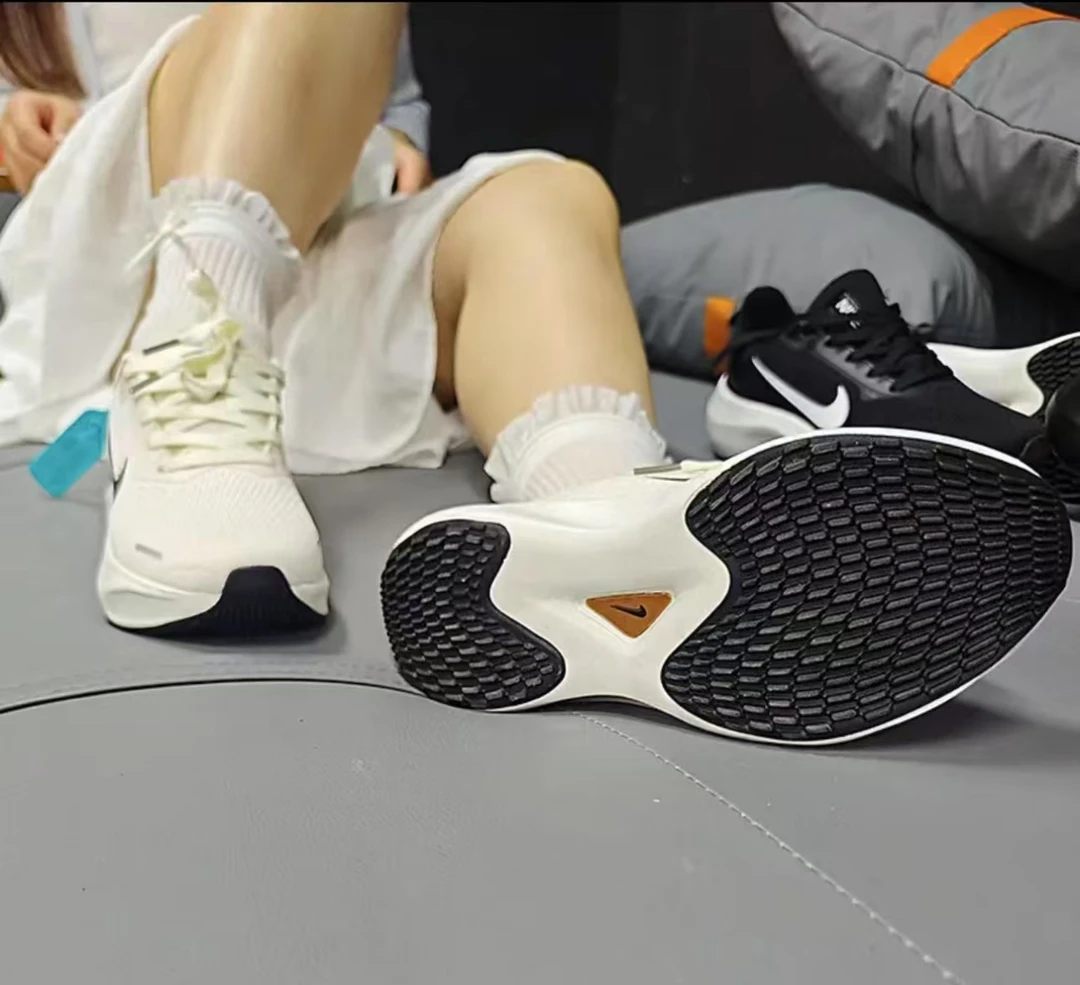 新款登月跑道男子跑步鞋透气网面通用包裹性