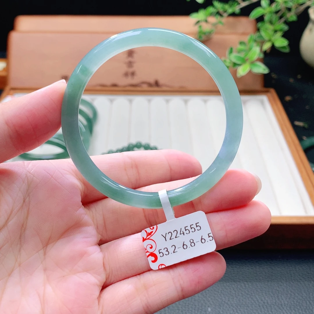 翡翠未镶嵌手镯（圆镯）