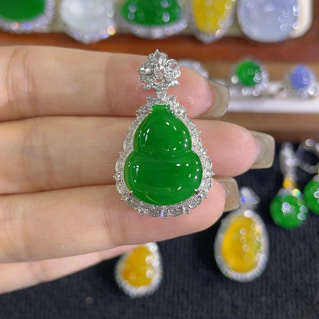 颈饰18K金镶嵌翡翠葫芦