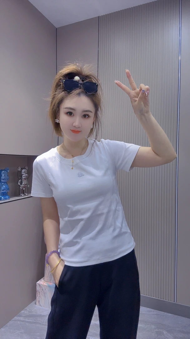 后背设计显瘦短袖