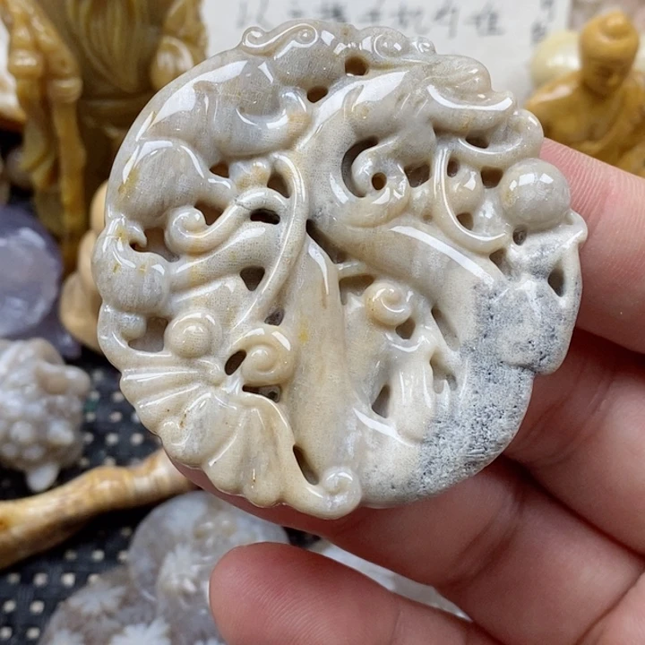颈饰未镶嵌硅化珊瑚（珊瑚玉）有瑕