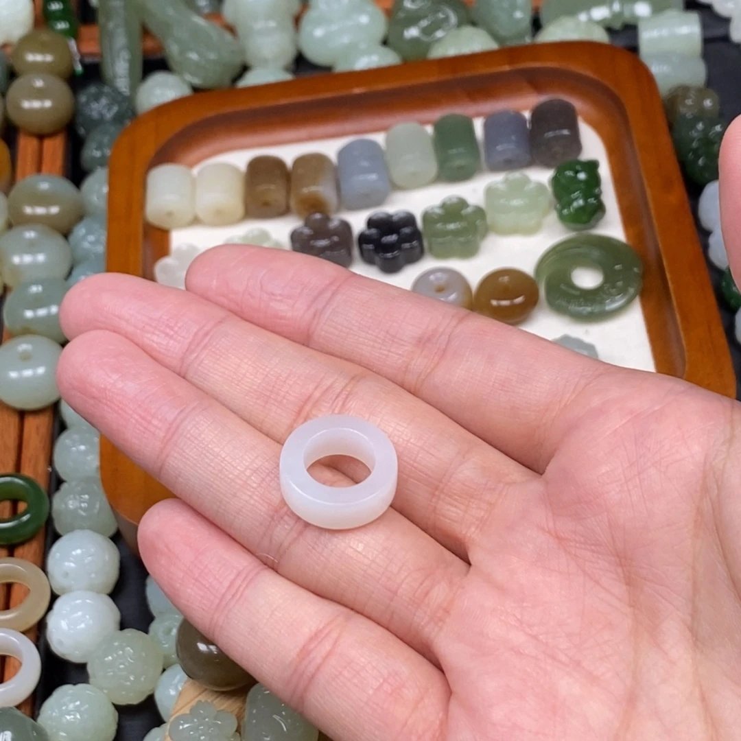 虚***忧和田玉未镶嵌颈饰