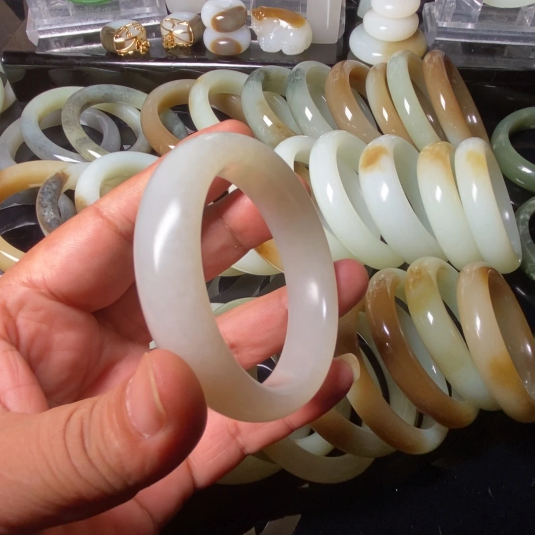 拿****和田玉未镶嵌手镯有结构