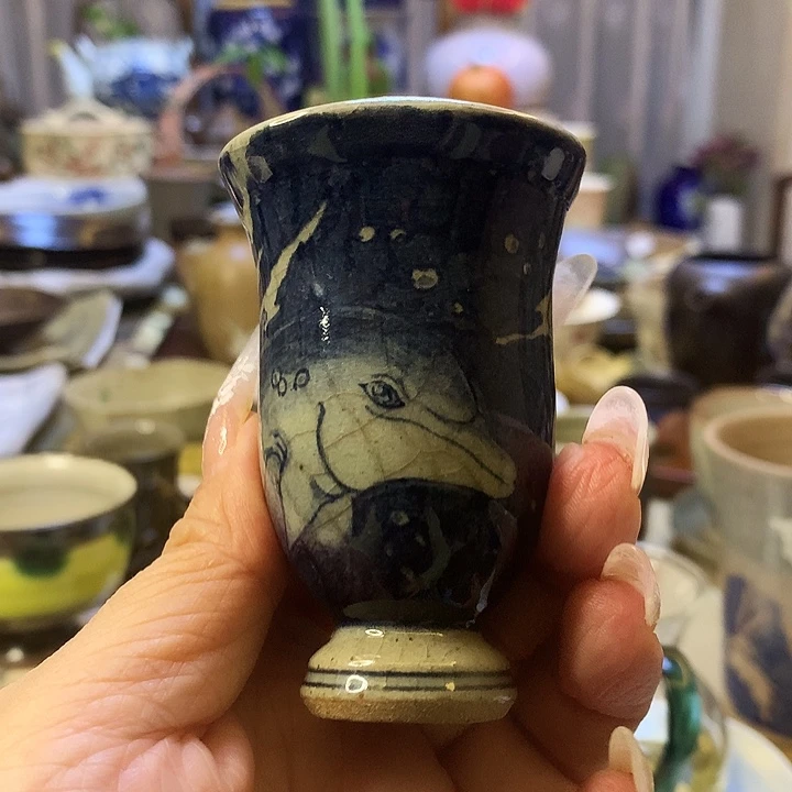 器物的色彩搭配起来很漂亮