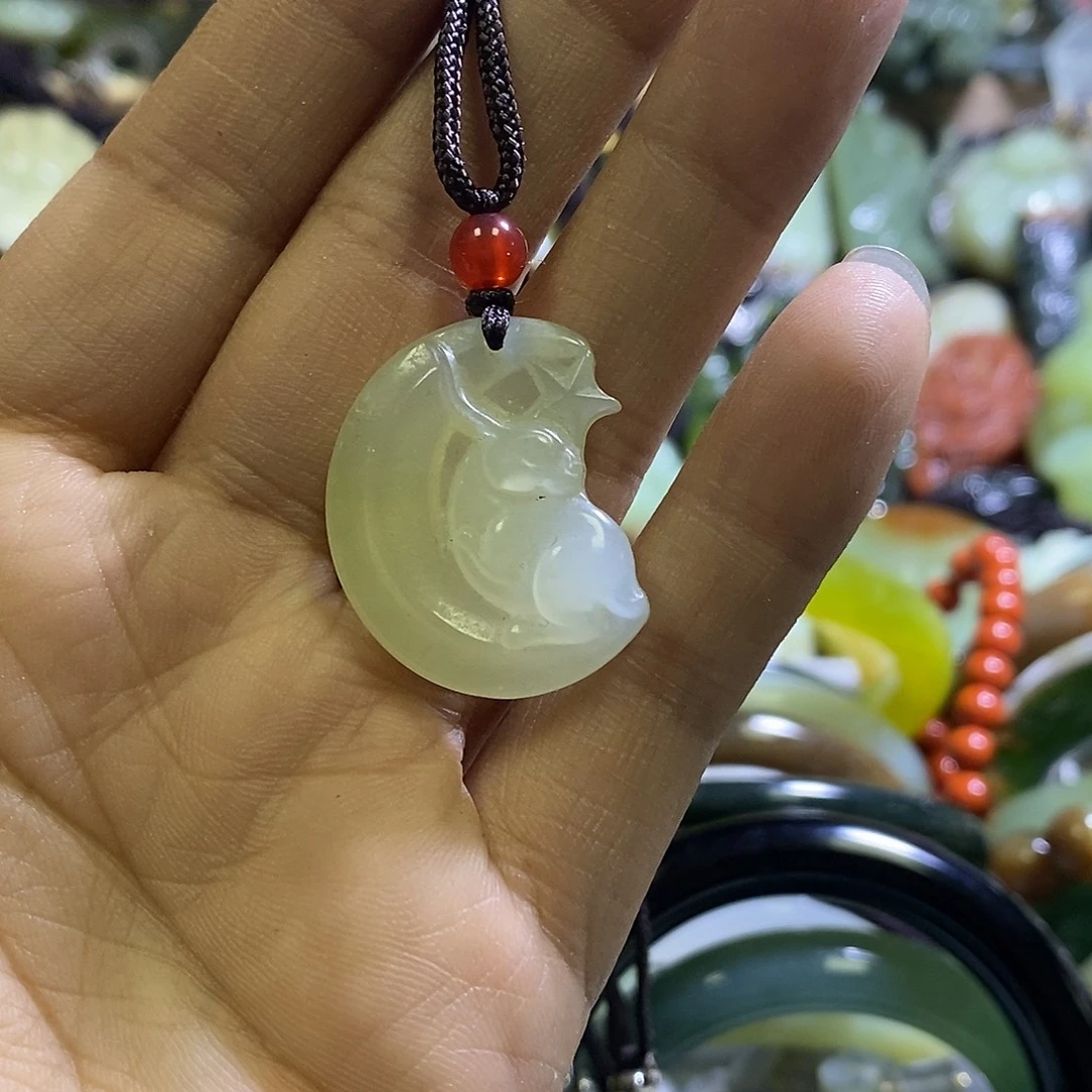 岫玉未镶嵌颈饰兔子