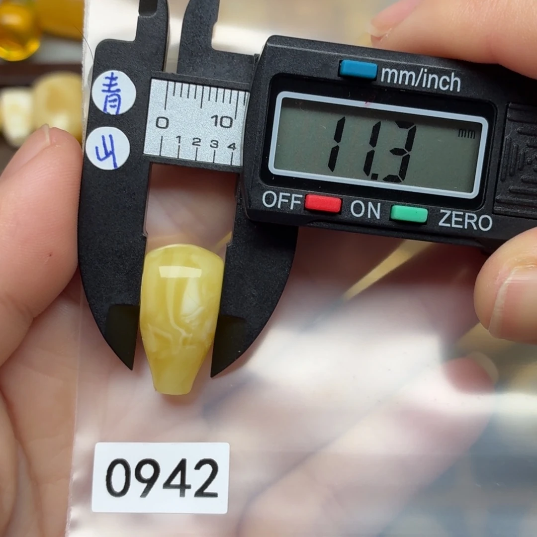 老***乐蜜蜡未镶嵌裸石蜜蜡