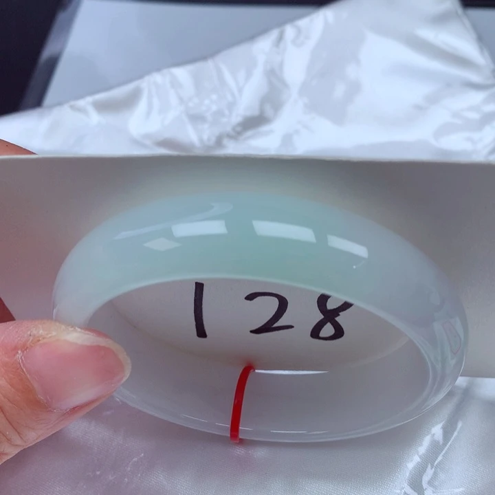 翡翠手镯未镶嵌翡翠