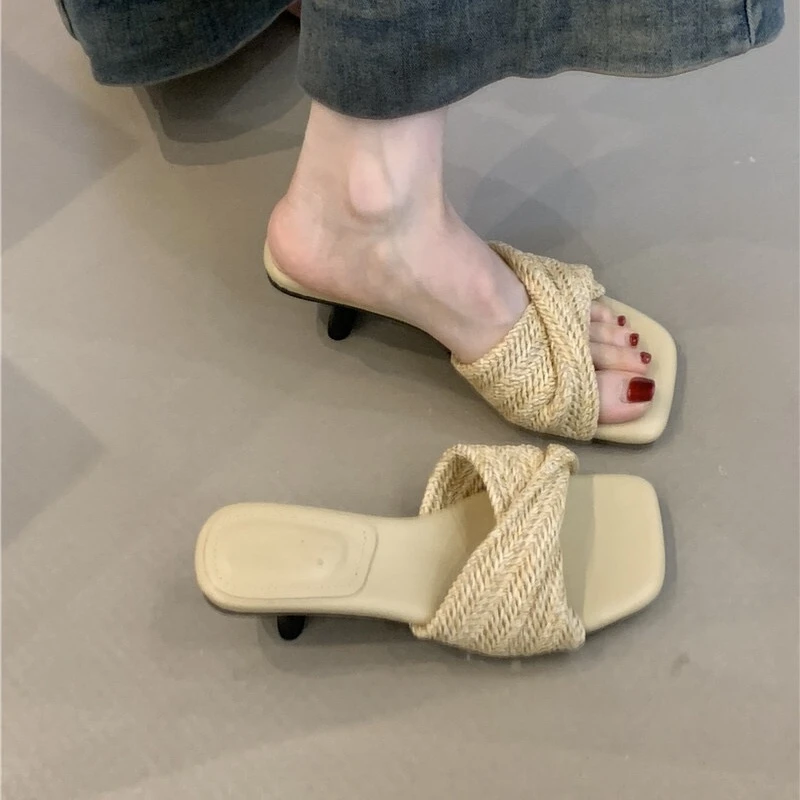 设计感草编编织一字带凉拖鞋女2025年夏季扭结方头粗跟高跟凉鞋女