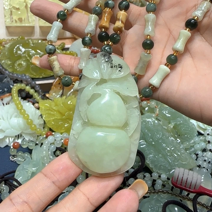 未镶嵌蛇纹石玉吊坠