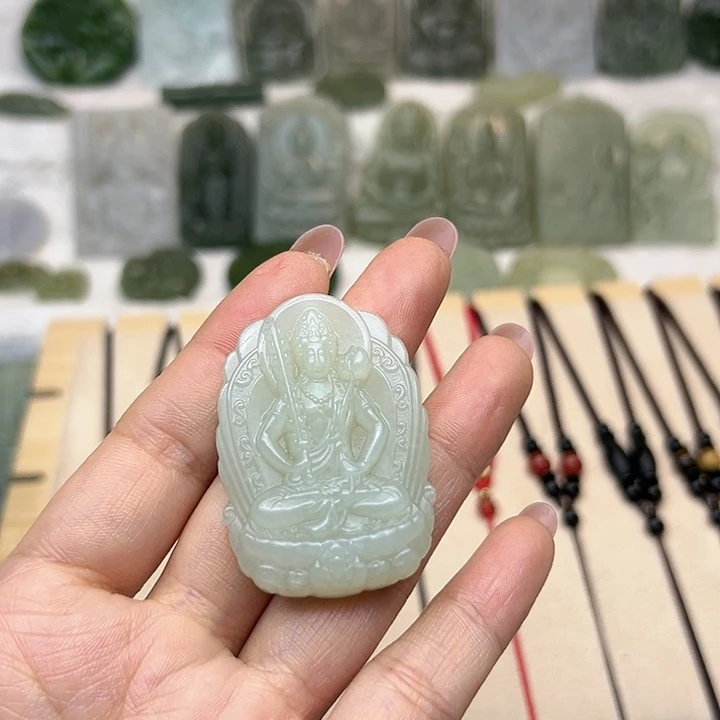 和田玉颈饰未镶嵌?