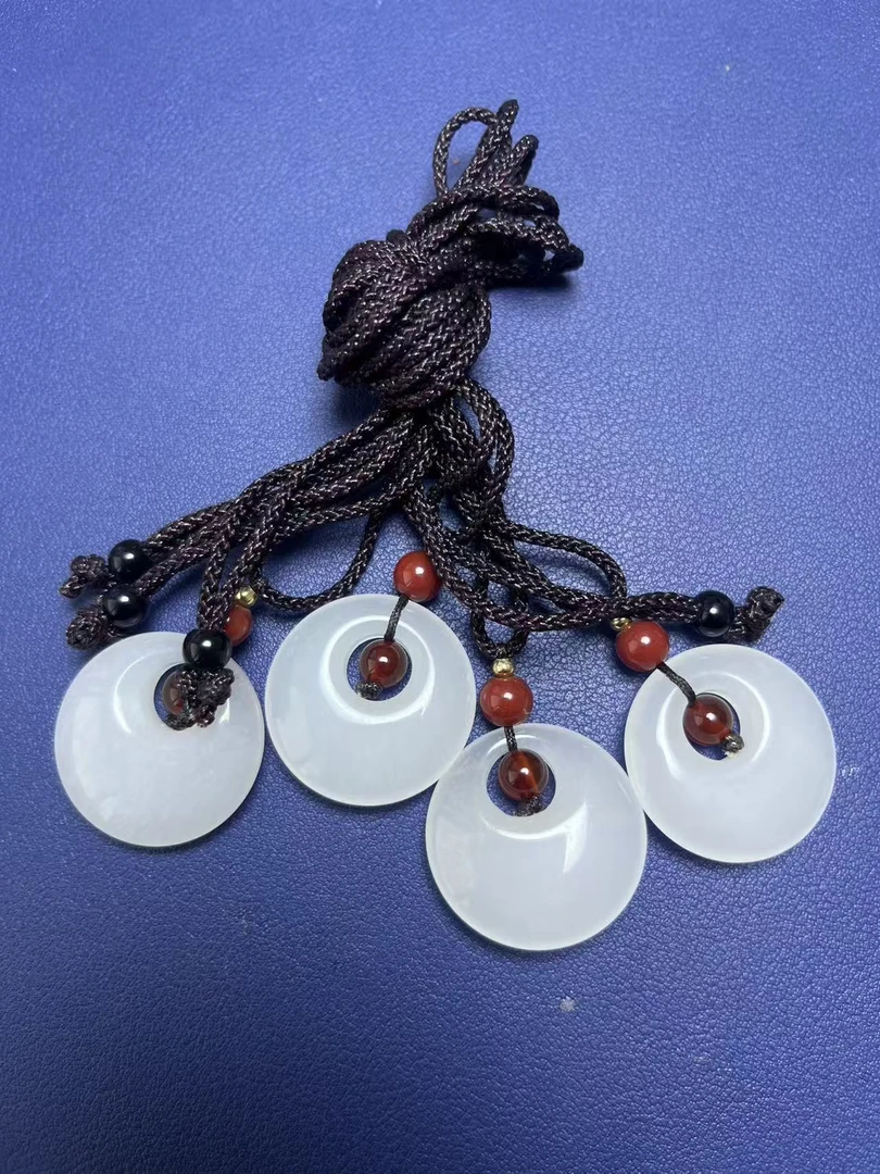 新疆天山翠吊坠无事牌挂件一级白色玉石挂坠冰透甜甜圈（拍一发一）