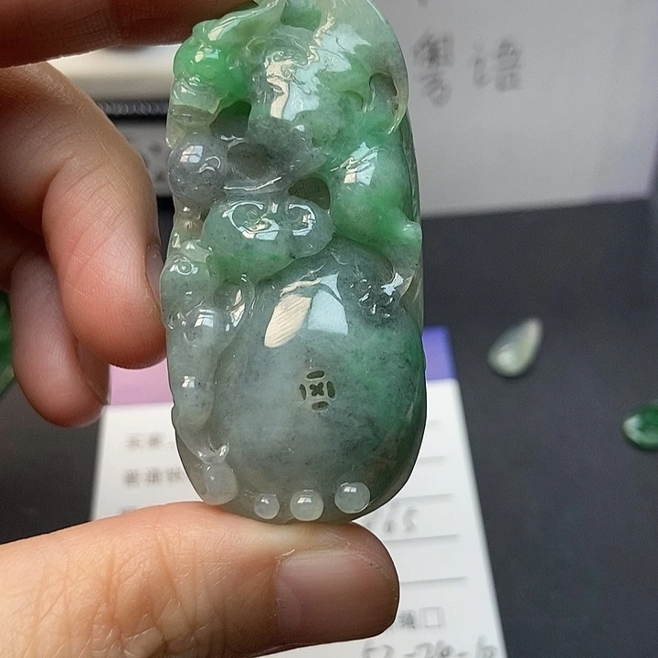 翡翠裸石生意兴龙挂件