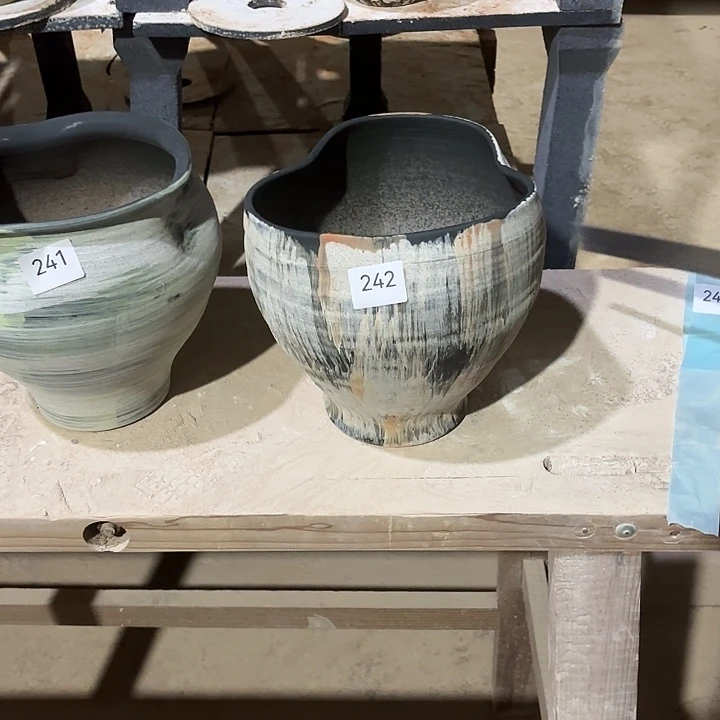 摆件陶高24，口20有孔，242