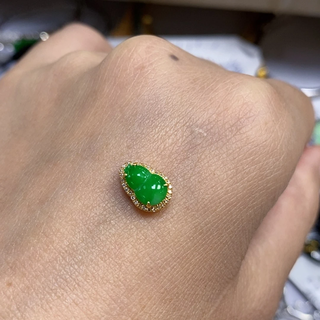 【闪购商品】颈饰18K金镶嵌翡翠吊坠