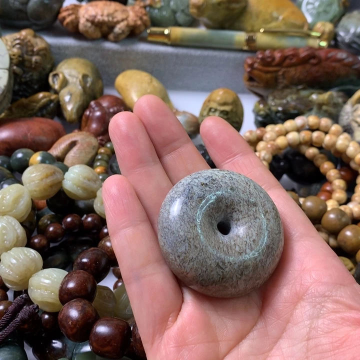 未镶嵌岫岩河磨玉（透闪石质玉）把件