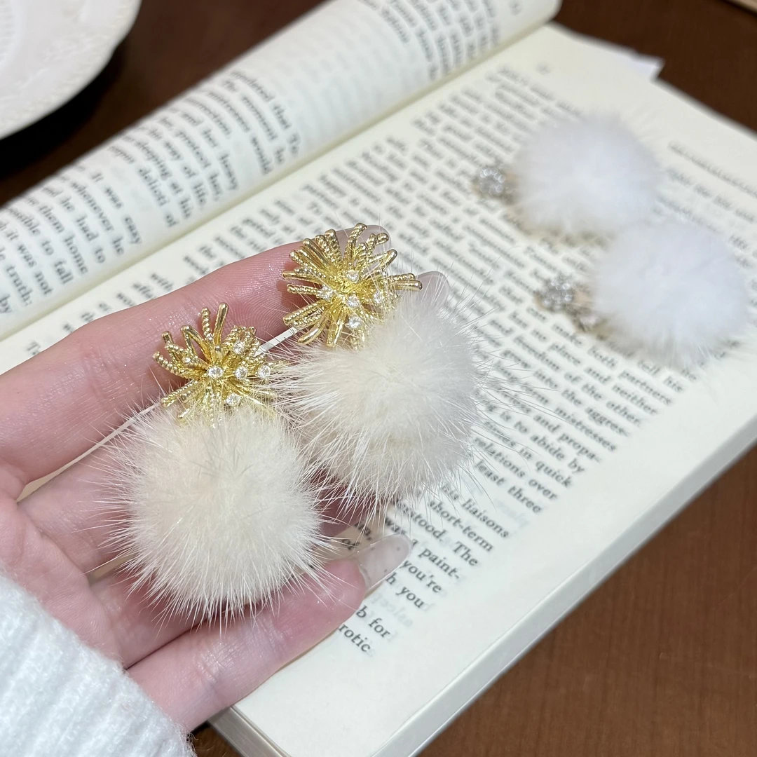 铜合金锆石耳饰 冬日氛围感毛绒耳钉女两戴轻奢高级感耳饰