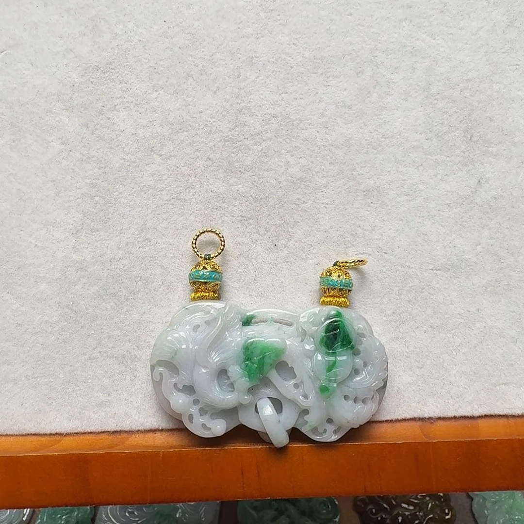 翡翠未镶嵌吊坠(赠链)