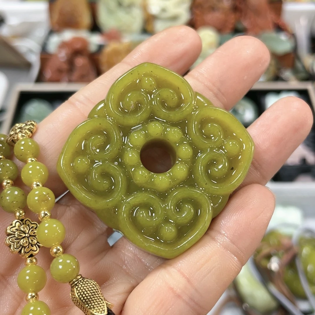 蛇纹石玉颈饰合金