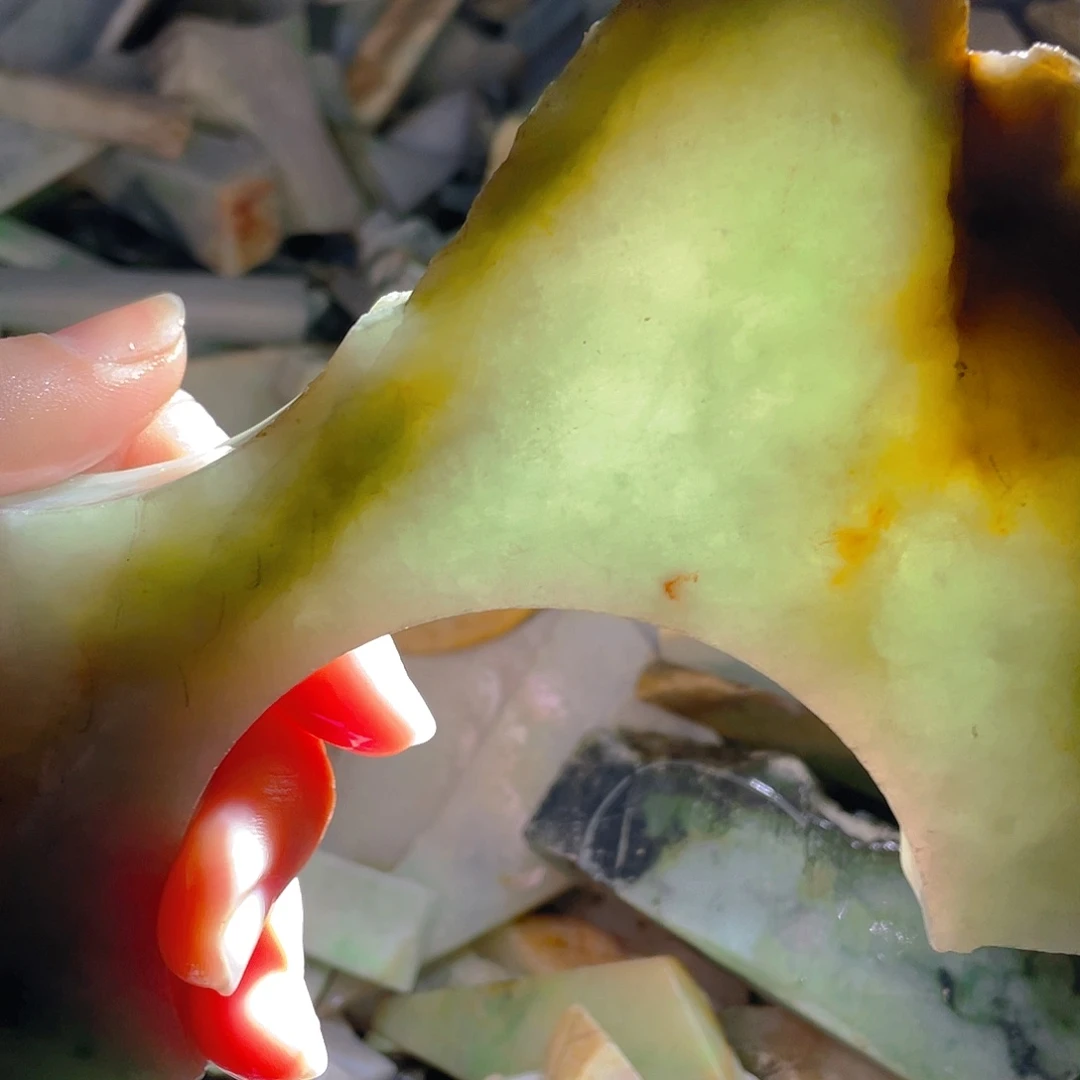 颈饰未镶嵌翡翠。