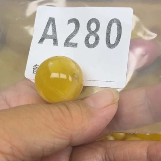哇***由琥珀未镶嵌珠宝奇石微瑕有裂，分俩单拍，发一个珠子