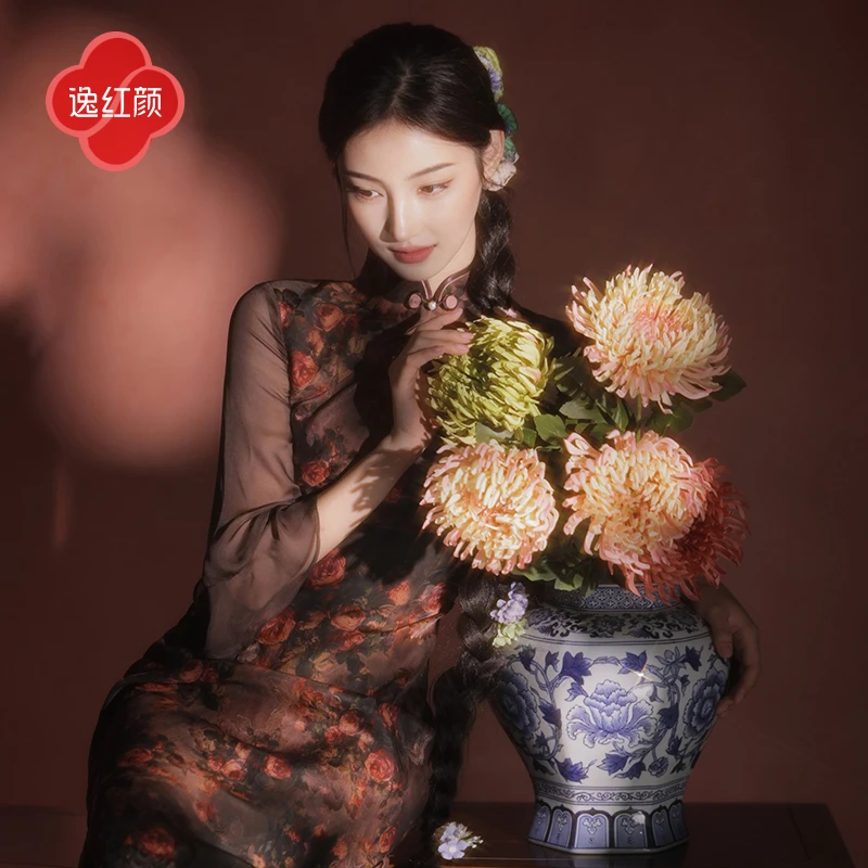 逸红颜 瑰宜 2025秋新款古典油画玫瑰庄园提花缎红云纱水滴旗袍女