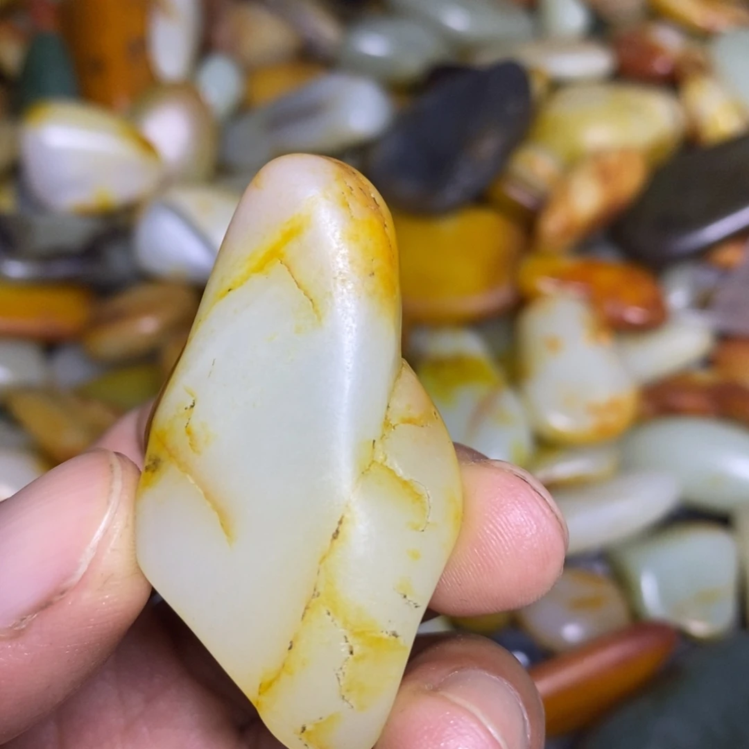 和田玉未镶嵌把件