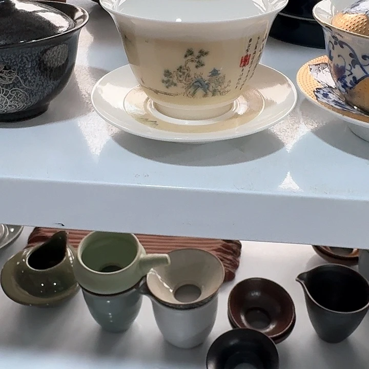 主人杯一个，瓷。。品茗